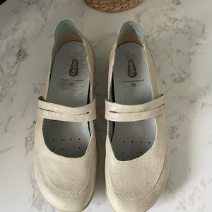 Wolky Slip-on, color blocked ivory leather walking shoes women’s size 40 USA 9.5